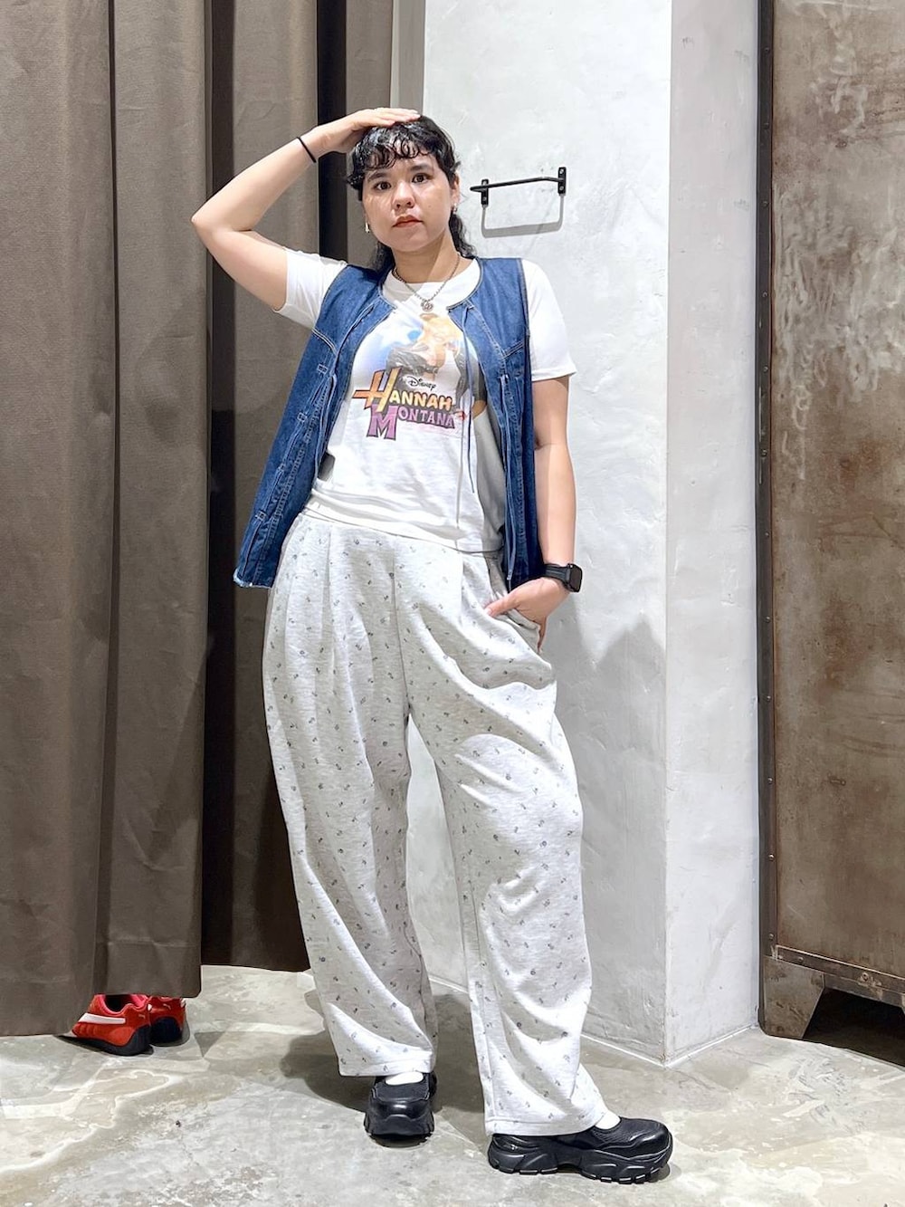 ブルー系のベスト、ブラック系のスニーカー、ホワイト系のTシャツ/カットソーを着用したレディースの夏コーディネートの4枚目の写真