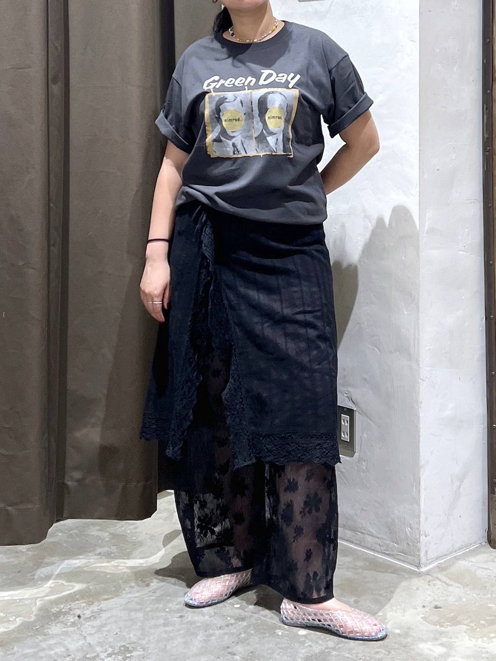 ブラック系のその他パンツ、グレー系のスカート、その他のパンプスを着用したレディースの夏コーディネートの3枚目の写真