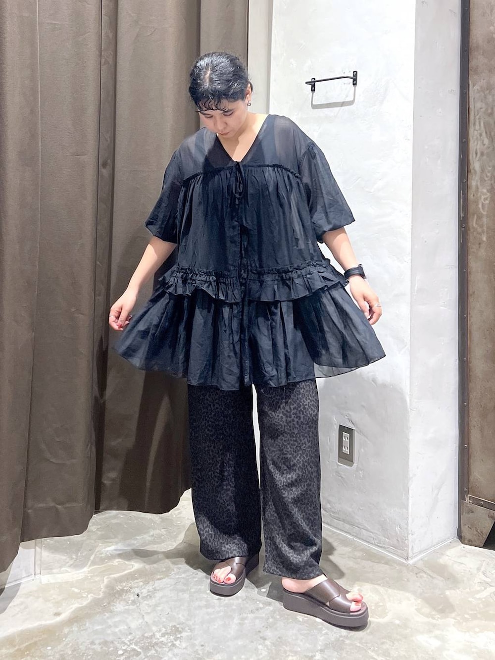 ブラウン系のサンダル、グレー系のその他パンツ、ブラック系のワンピースを着用したレディースの夏コーディネートの3枚目の写真