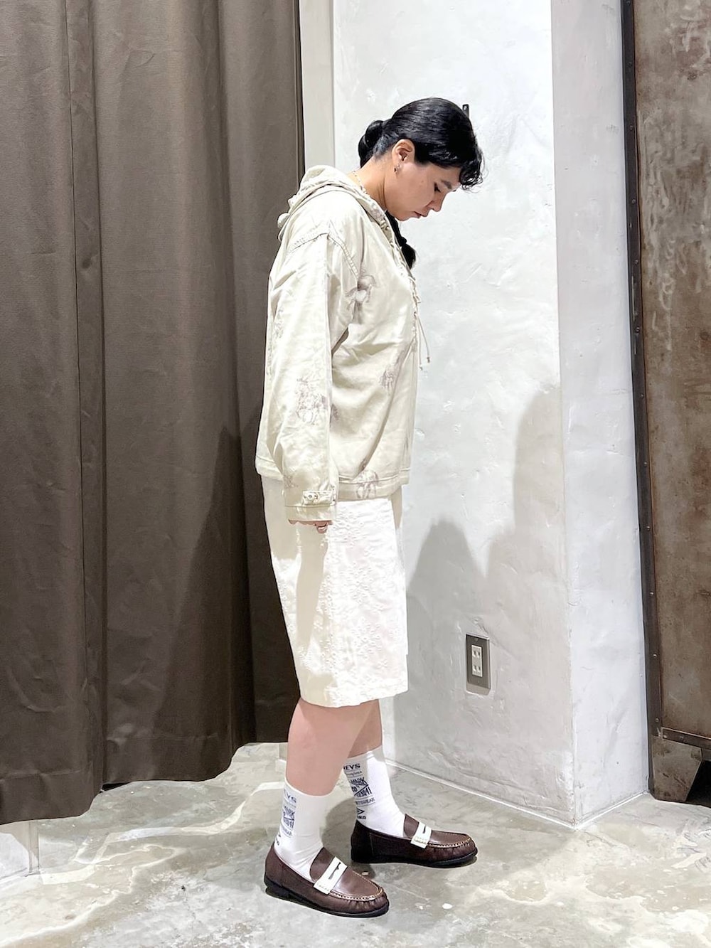 ブラウン系のローファー、ベージュ系のパーカー、ベージュ系のその他パンツを着用したレディースの夏コーディネートの2枚目の写真