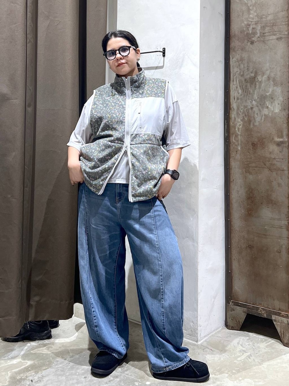 グレー系のTシャツ/カットソー、ブルー系のデニムパンツ、ブラック系のモカシン/デッキシューズを着用したレディースの秋コーディネートの4枚目の写真