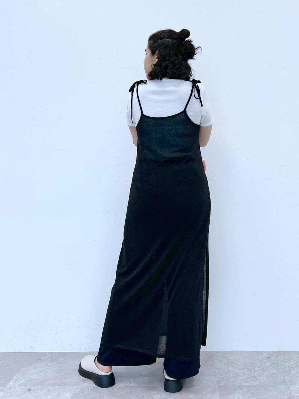 ホワイト系のサンダル、ブラック系のワンピース、ホワイト系のTシャツ/カットソーを着用したレディースの夏コーディネートの2枚目の写真