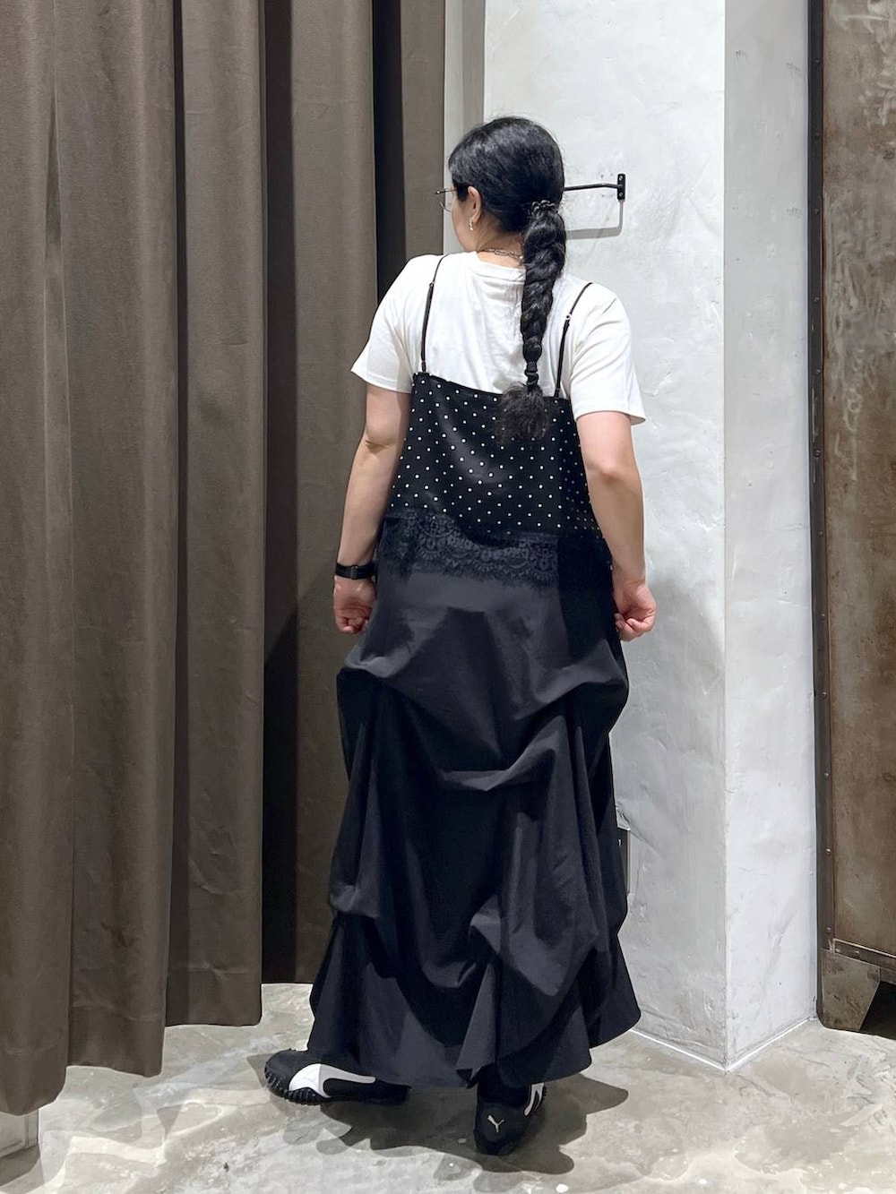 ホワイト系のTシャツ/カットソー、ブラック系のTシャツ/カットソー、ブラック系のスカートを着用したレディースの夏コーディネートの2枚目の写真