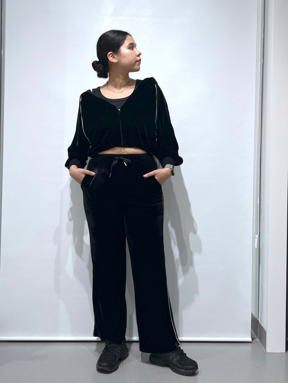 「秋服コーデ、ワンマイルウェア、ベロア、セットアップ、FOREVER 21、楽チンコーデ、ワントーンコーデ」｜「FOREVER 21の【2023AW】ベロアラインパーカー（パーカー、ブラック系）」を使った、あめさん（レディース・167cm）の秋コーディネートの2枚目の写真