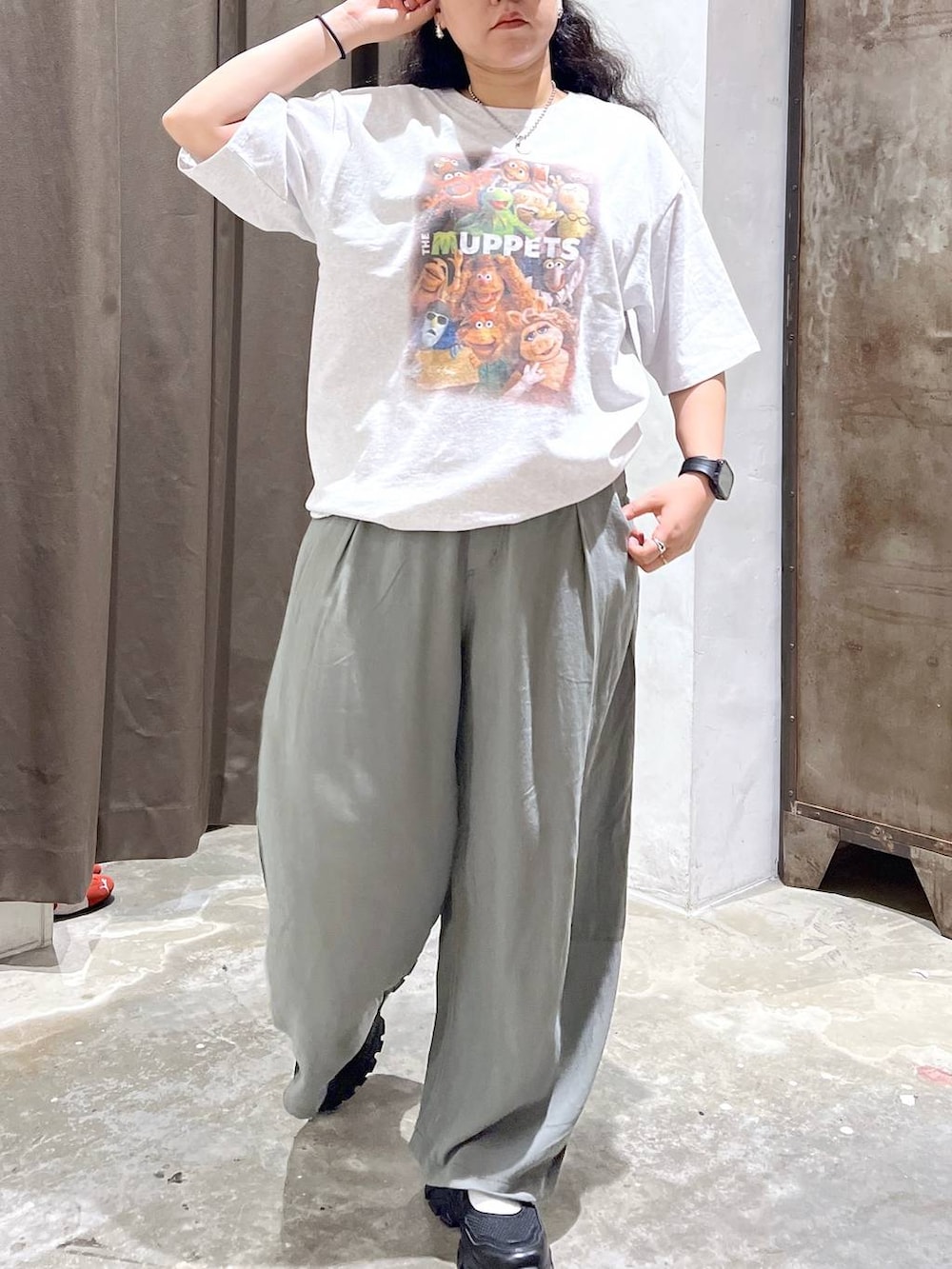 グリーン系のその他パンツ、ブラック系のスニーカー、ベージュ系のTシャツ/カットソーを着用したレディースの夏コーディネートの3枚目の写真