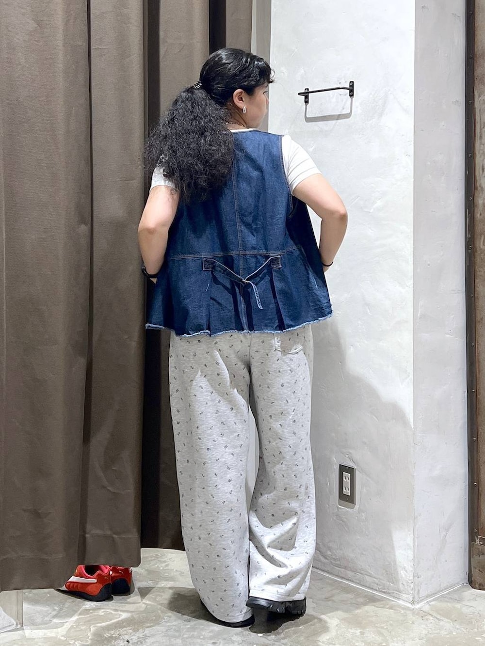 ブルー系のベスト、ブラック系のスニーカー、ホワイト系のTシャツ/カットソーを着用したレディースの夏コーディネートの3枚目の写真
