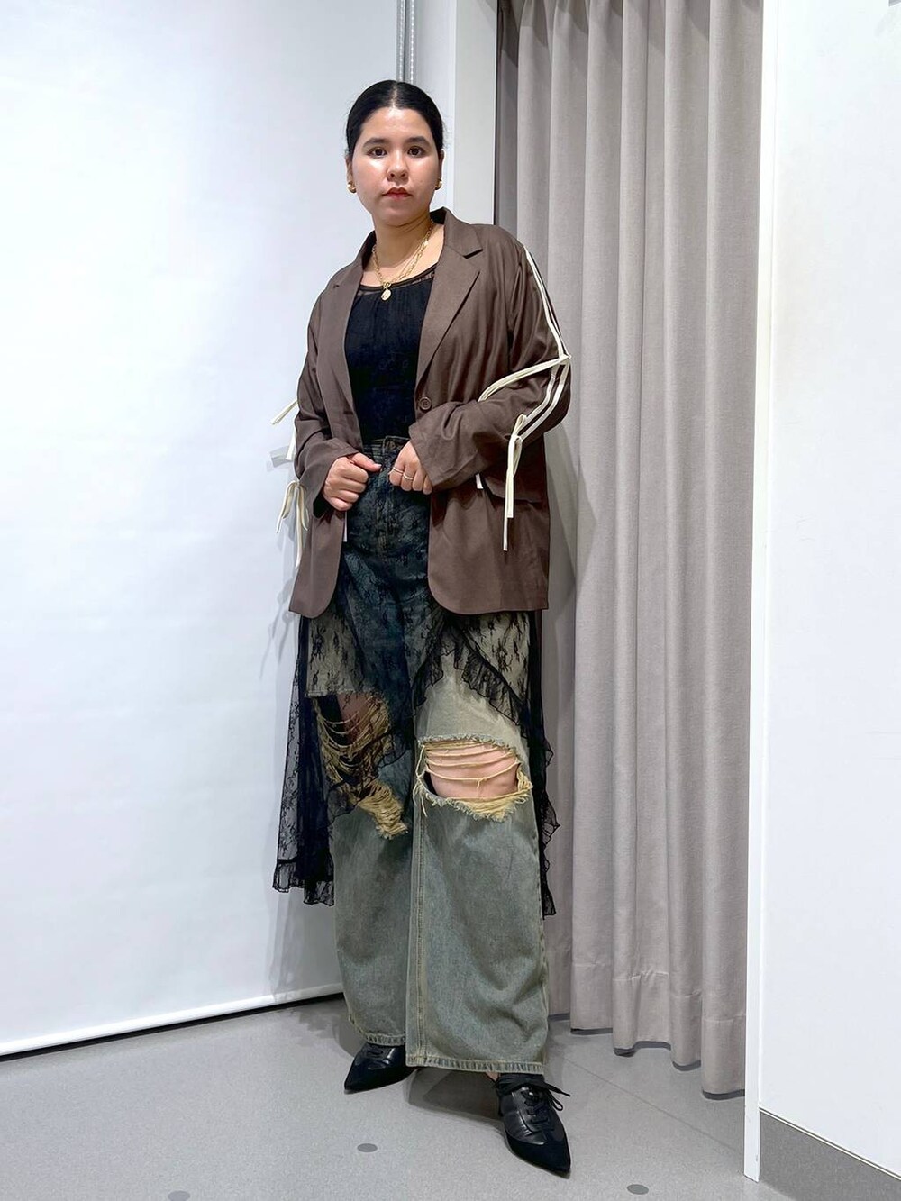 「着痩せ・細見え、体型カバー、楽ちんコーデ、骨格ストレート、着痩せ、カジュアル、ウエストゴム、おでかけ、パンプス、FOREVER 21、ジャケット、ジャケットスタイル、デニムパンツ、秋コーデ、秋冬新作」｜「FOREVER 21の【2024SS】ダメージ加工デニム（デニムパンツ、ブルー系）」を使った、あめさん（レディース・167cm）の秋コーディネートの3枚目の写真