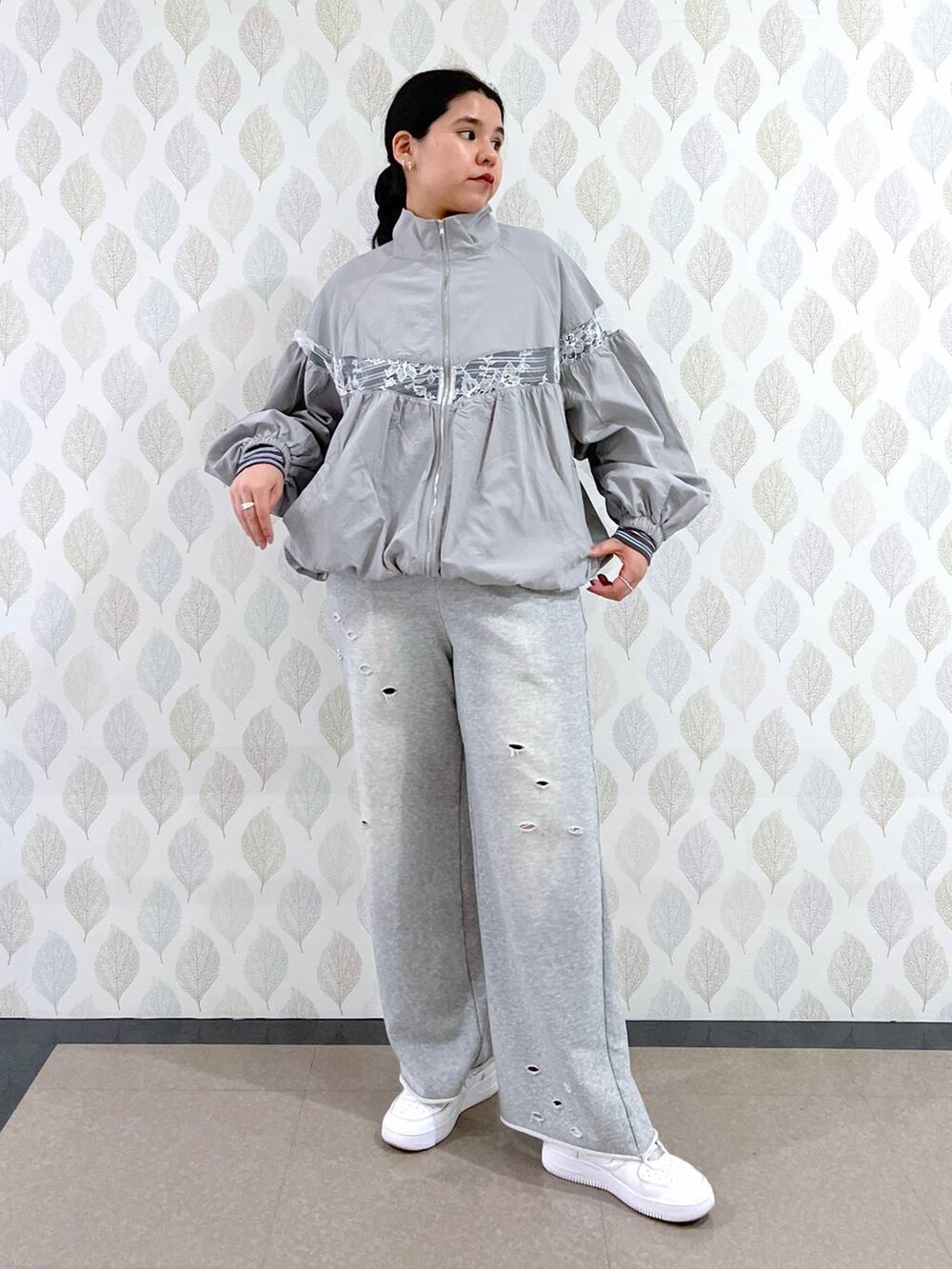 「着痩せ・細見え、カジュアル、ウエストゴム、体型カバー、楽ちんコーデ、骨格ストレート、着痩せ、ストリート、ブルゾン、トラックジャケット、スウェットパンツ」｜「FOREVER 21の【2025SS】レースライントラックBIGブルゾン（ブルゾン、グレー系）」を使った、あめさん（レディース・167cm）の春コーディネートの4枚目の写真