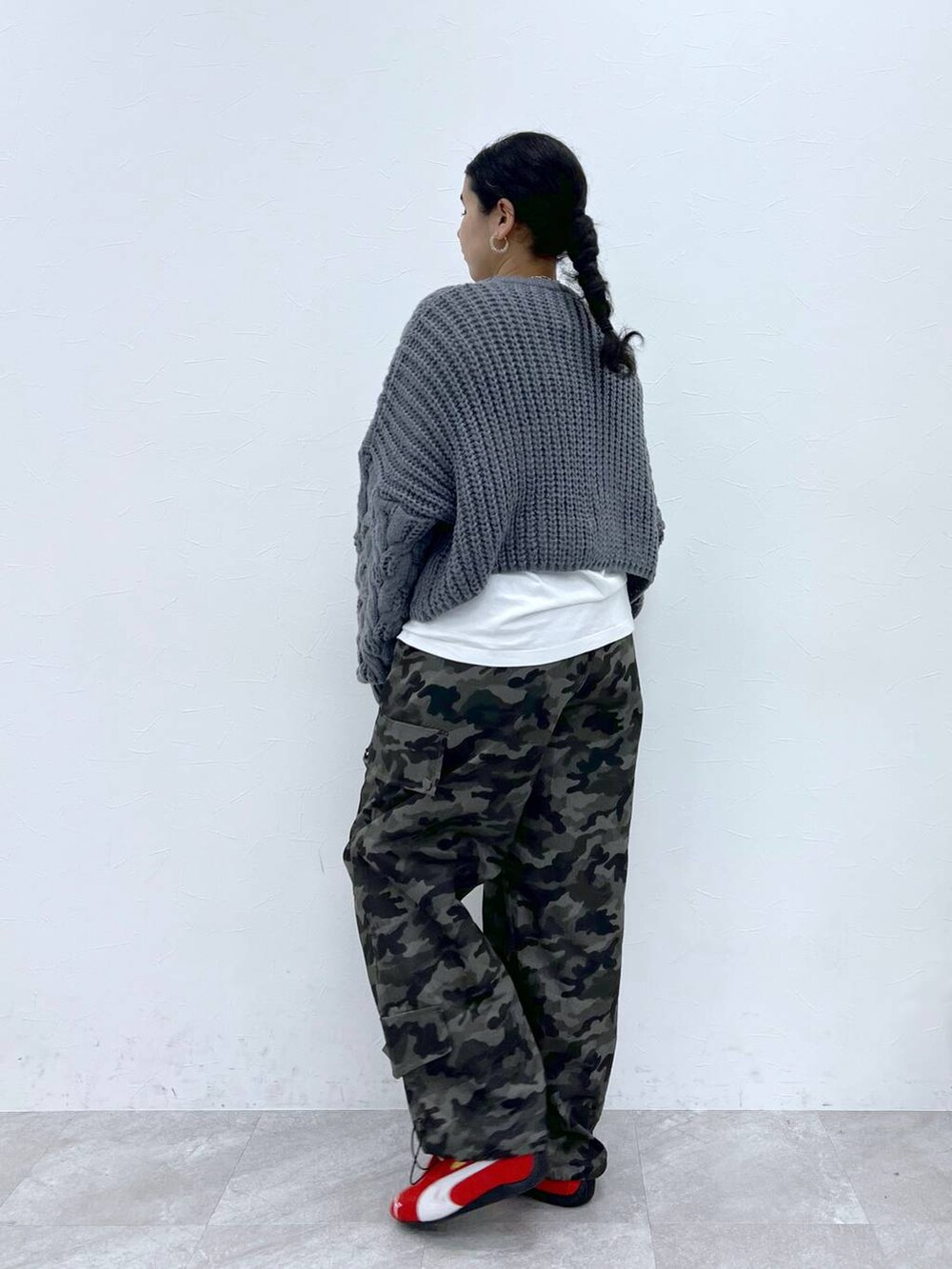 「着痩せ・細見え、体型カバー、楽ちんコーデ、骨格ストレート、着痩せ、ストリート、カジュアル、ウエストゴム、FOREVER 21、ニット、冬コーデ、秋コーデ」｜「FOREVER 21の【2024FW】グランジカーゴパンツ（カーゴパンツ、グレー系）」を使った、あめさん（レディース・167cm）の秋コーディネートの2枚目の写真