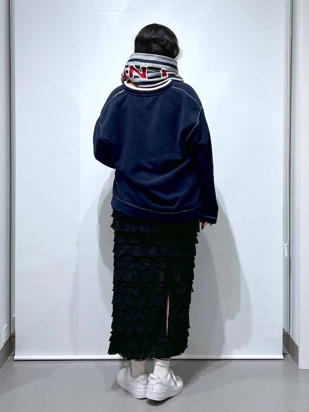「着痩せ・細見え、体型カバー、楽ちんコーデ、骨格ストレート、着痩せ、ストリート、カジュアル、ウエストゴム、マフラー、秋コーデ、冬コーデ、秋服準備はじめました、ドットエスティ秋コーデ」|「DISCUSの【2024FW】DISCUSVネックフリースプルオーバー(スウェット、ブルー系)」を使った、あめさん(レディース・167cm)の秋コーディネートの2枚目の写真