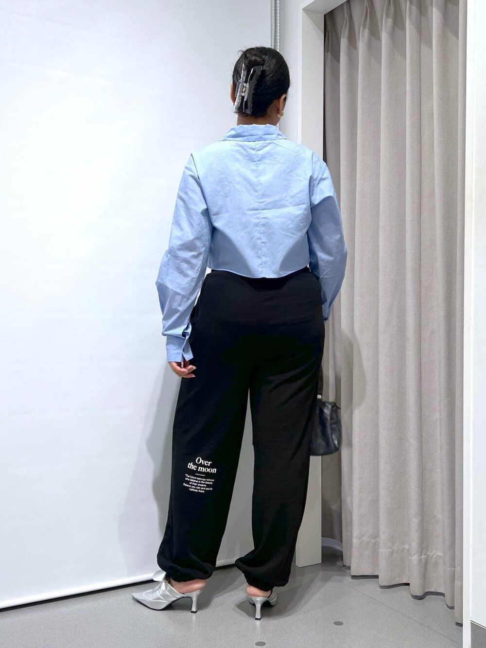 「パンツ、秋コーデ、スウェット、スウェットパンツ、シャツスタイル、シャツ、パンプス、FOREVER 21、カジュアル、おでかけ、きれいめ、きれいめカジュアル、ドットエスティ秋コーデ」｜「FOREVER 21の【新色追加・WEB限定カラーあり】合皮ダブルポケットショルダーバッグ（ショルダーバッグ、グレー系）」を使った、あめさん（レディース・167cm）の秋コーディネートの2枚目の写真
