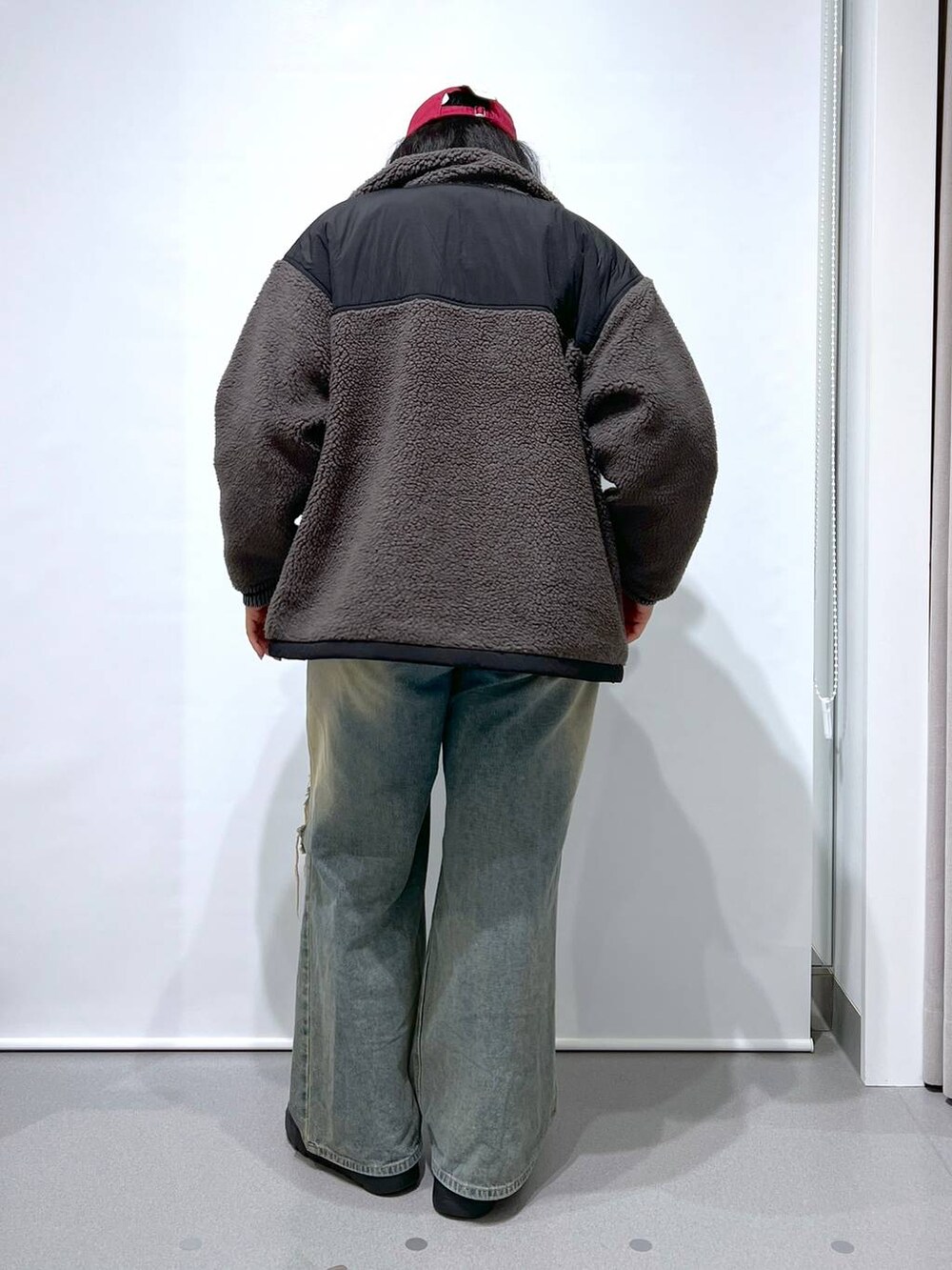 「ニット、アウター、andST、冬コーデ、デニムパンツ、おでかけ、キャップ、着痩せ・細見え、体型カバー、楽ちんコーデ、骨格ストレート、着痩せ、ストリート、カジュアル、ウエストゴム」｜「FOREVER 21の【2024SS】ダメージ加工デニム（デニムパンツ、ブルー系）」を使った、あめさん（レディース・167cm）の秋コーディネートの2枚目の写真