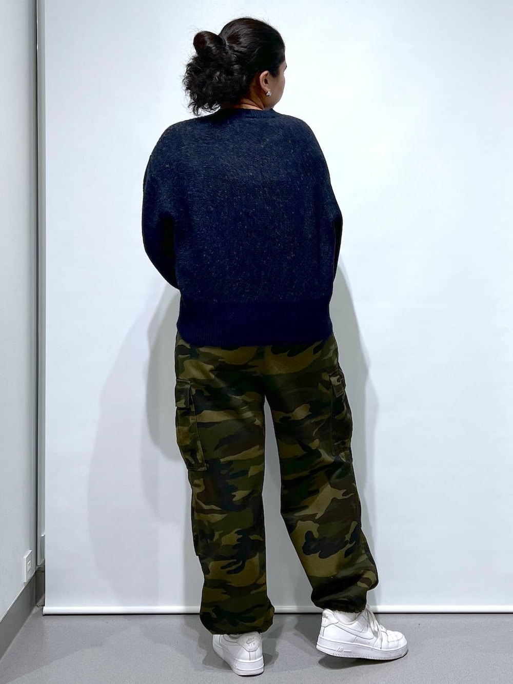 「着痩せ・細見え、体型カバー、楽ちんコーデ、骨格ストレート、着痩せ、ストリート、カジュアル、ウエストゴム、ニット、秋コーデ、FOREVER 21、パンツ、ドットエスティ秋コーデ、ドットエスティ」｜「FOREVER 21の【2024FW】カモフラルーズパンツ（カーゴパンツ、グリーン系）」を使った、あめさん（レディース・167cm）の秋コーディネートの2枚目の写真
