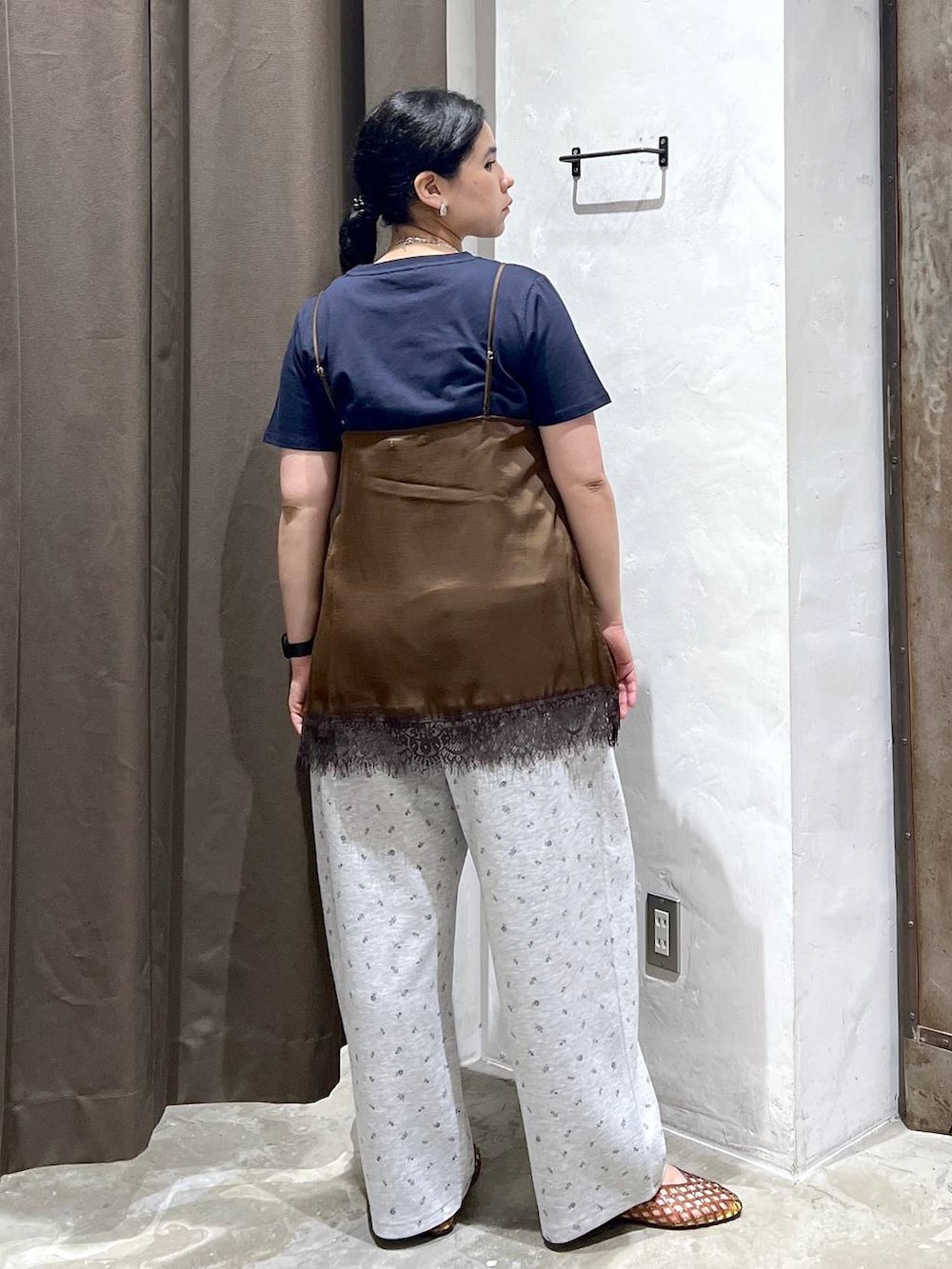 ブラウン系のパンプス、ブルー系のTシャツ/カットソー、その他のスウェットパンツを着用したレディースの夏コーディネートの2枚目の写真