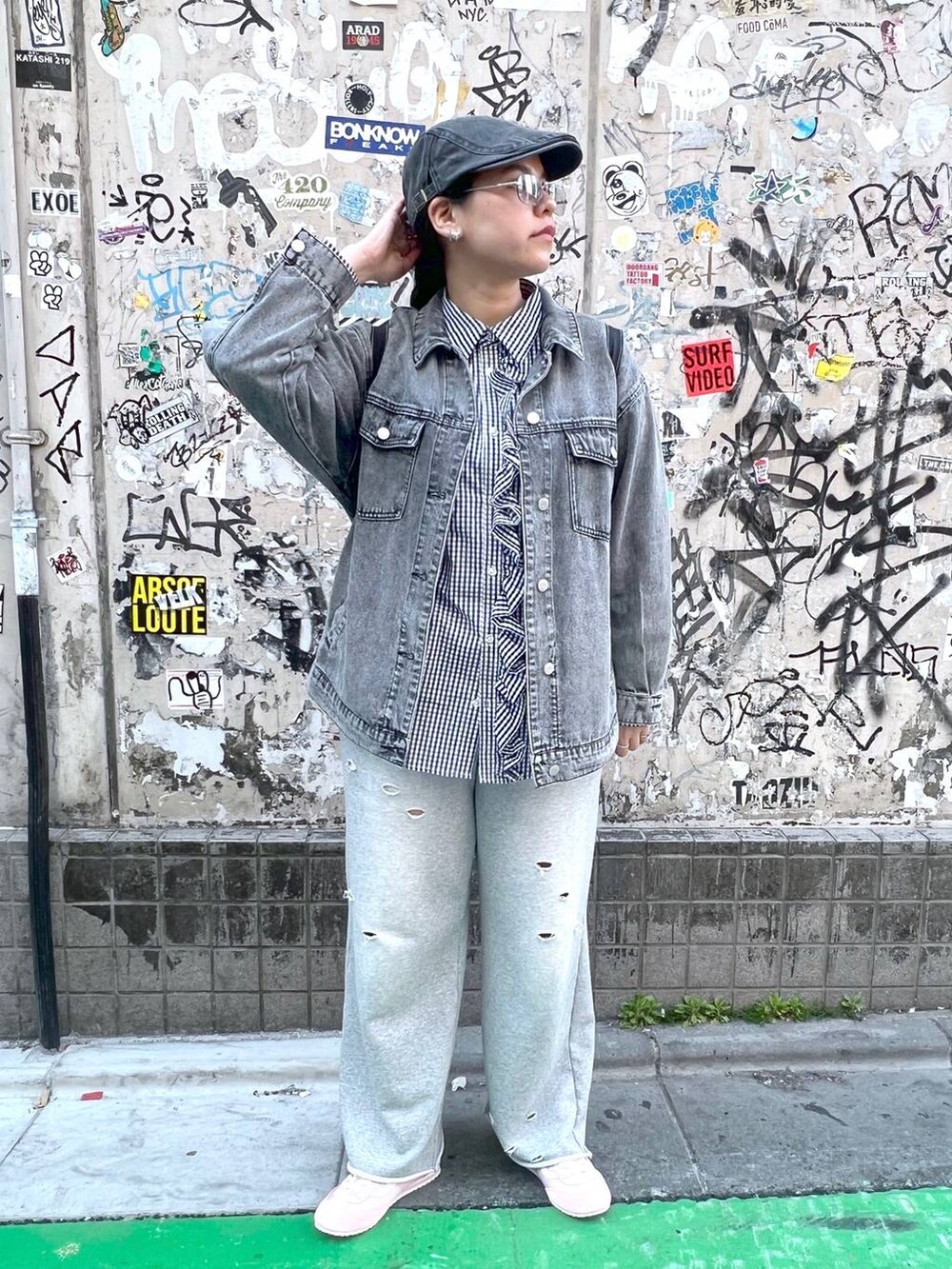 「着痩せ・細見え、体型カバー、楽ちんコーデ、骨格ストレート、着痩せ、ストリート、カジュアル、ウエストゴム、春コーデ、andST春コーデ、シャツスタイル、スウェットパンツ」｜「FOREVER 21の【2025SS】加工デニムGジャン（デニムジャケット、グレー系）」を使った、あめさん（レディース・167cm）の春コーディネートの2枚目の写真