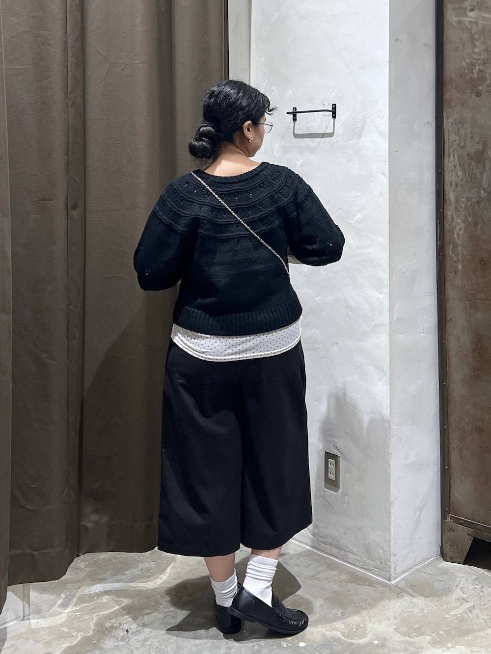 ブラック系のローファー、ブラック系のその他パンツ、ブラック系のニット/セーターを着用したレディースの秋コーディネートの2枚目の写真
