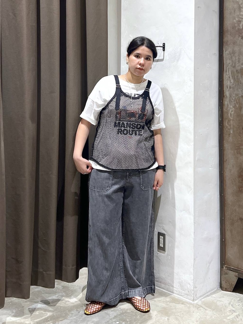 ブラウン系のパンプス、ブラック系のタンクトップ、グレー系のデニムパンツを着用したレディースの夏コーディネートの2枚目の写真