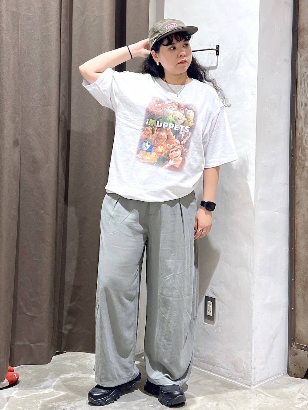 グリーン系のその他パンツ、ブラック系のスニーカー、ベージュ系のTシャツ/カットソーを着用したレディースの夏コーディネートの2枚目の写真