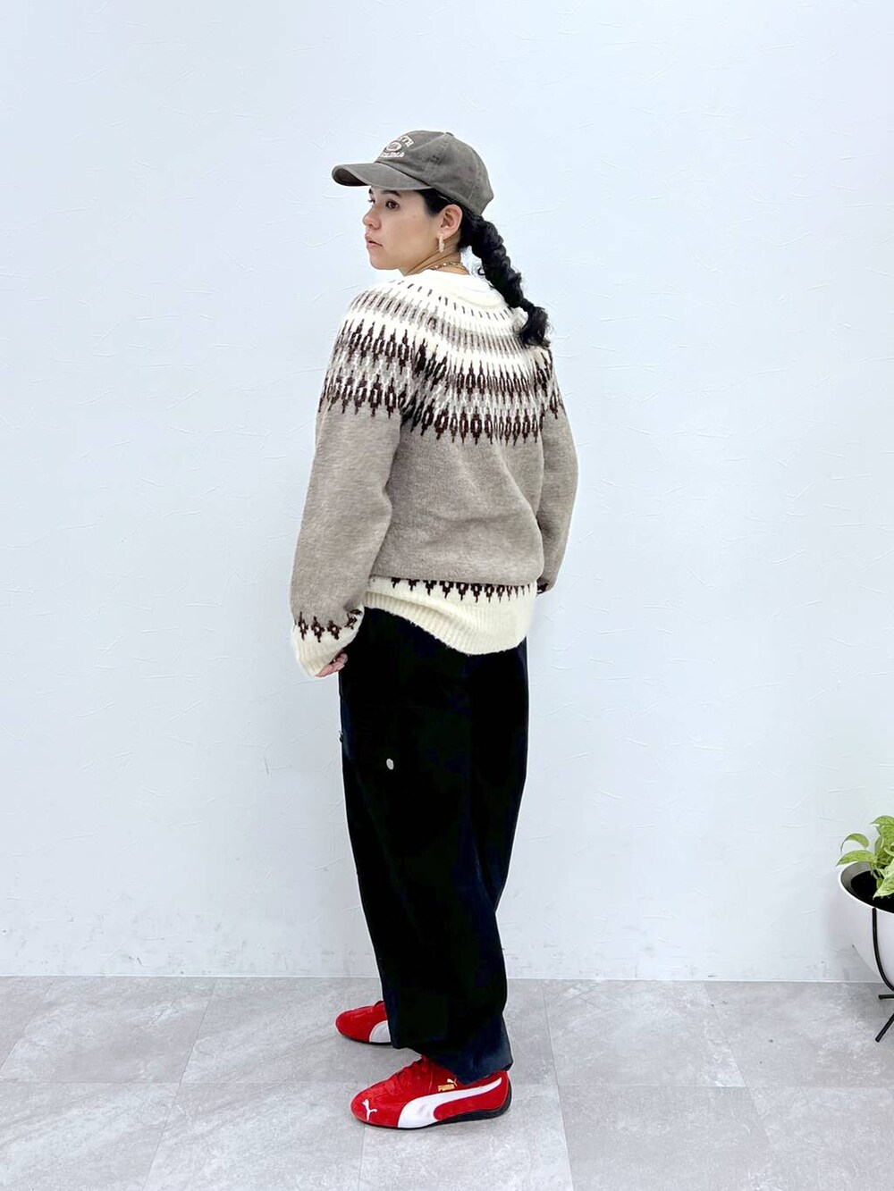 「着痩せ・細見え、体型カバー、楽ちんコーデ、骨格ストレート、着痩せ、ストリート、カジュアル、ウエストゴム、ニット、冬コーデ、キャップ、andST秋コーデ、andST、おでかけ、最近のいい感じコーデ」｜「FOREVER 21の【2024SS】ヴィンテージ風ロゴキャップ（キャップ、ブラウン系）」を使った、あめさん（レディース・167cm）の秋コーディネートの2枚目の写真