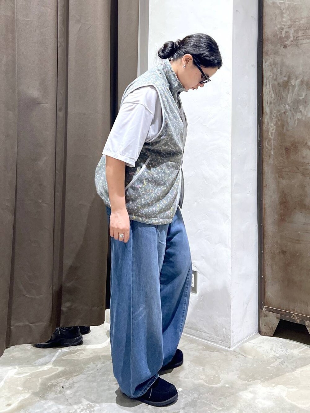 グレー系のTシャツ/カットソー、ブルー系のデニムパンツ、ブラック系のモカシン/デッキシューズを着用したレディースの秋コーディネートの2枚目の写真