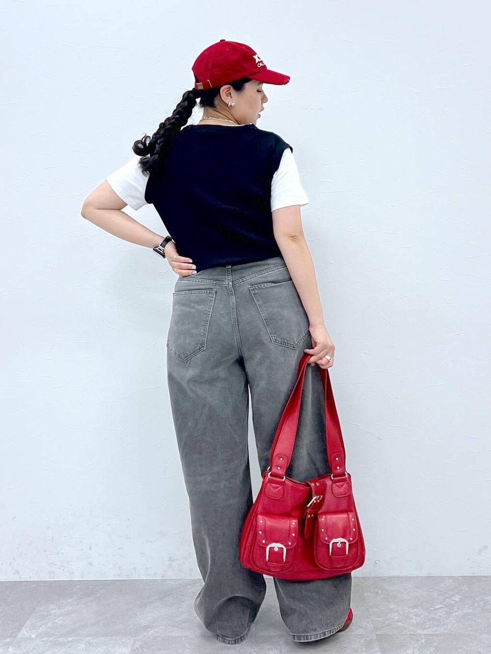 ブラック系のTシャツ/カットソー、レッド系のスニーカー、レッド系のショルダーバッグを着用したレディースの夏コーディネートの2枚目の写真