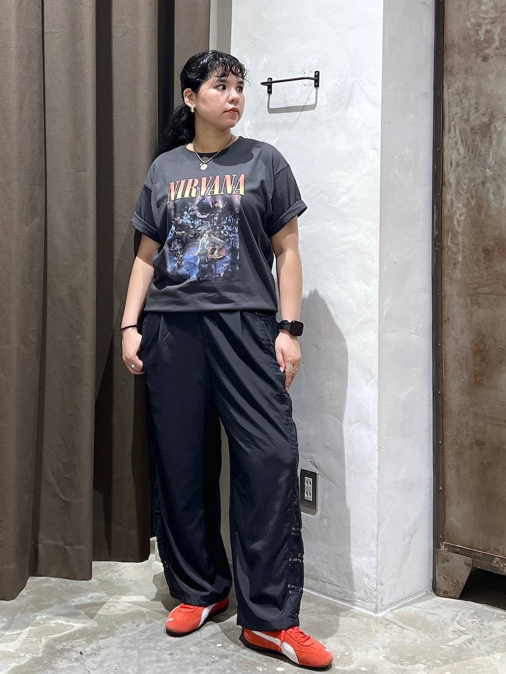 ブラック系のその他パンツ、グレー系のTシャツ/カットソーを着用したレディースの夏コーディネートの4枚目の写真