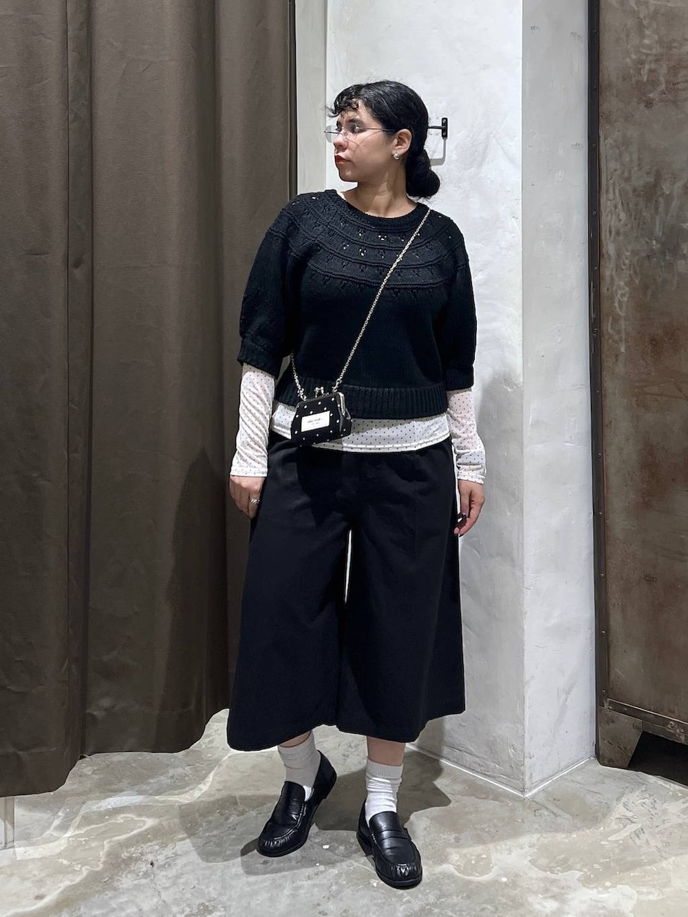 ブラック系のローファー、ブラック系のその他パンツ、ブラック系のニット/セーターを着用したレディースの秋コーディネートの3枚目の写真