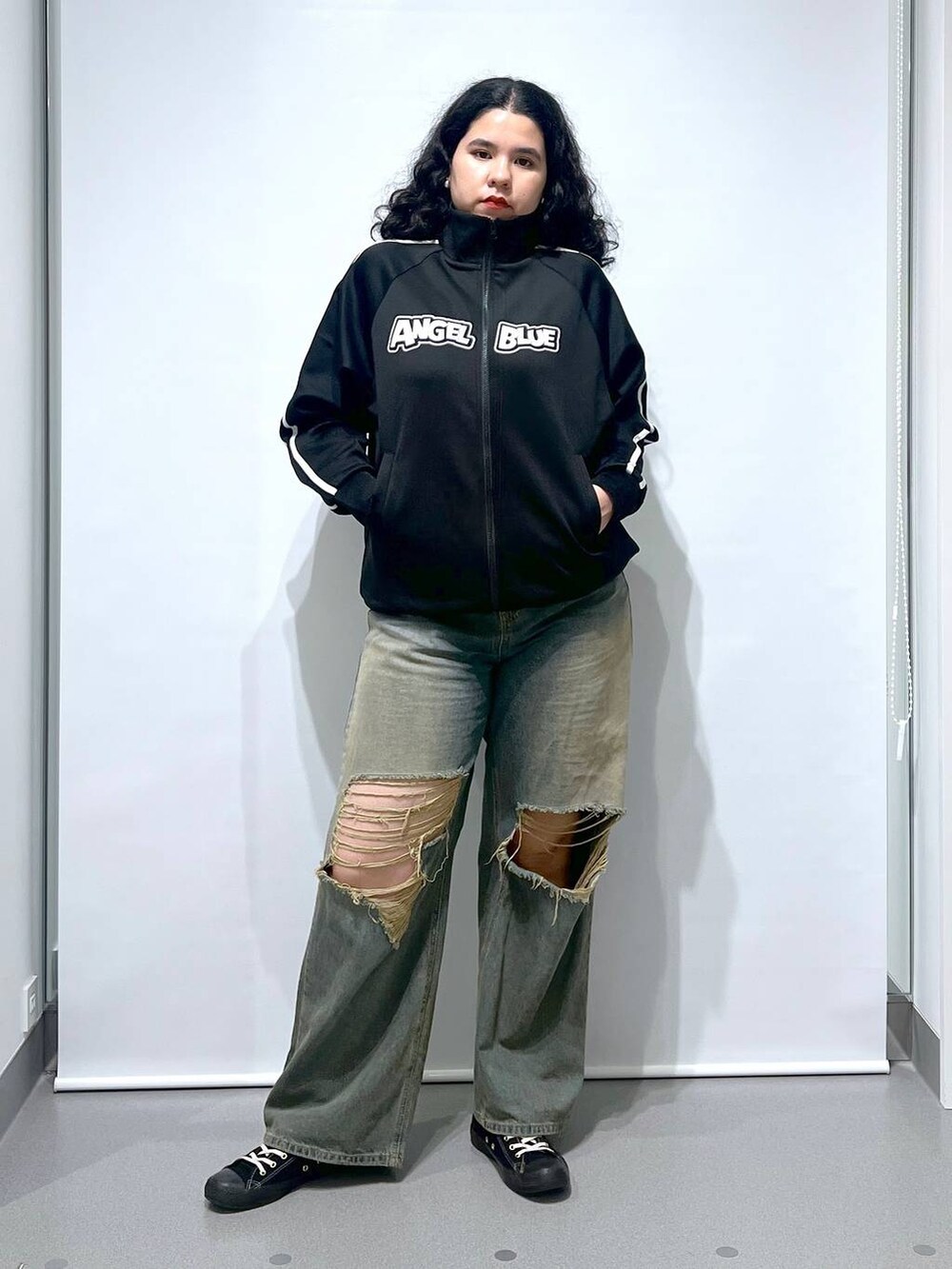 「デニムパンツ、トラックジャケット、着痩せ・細見え、体型カバー、楽ちんコーデ、骨格ストレート、着痩せ、ストリート、カジュアル、ドットエスティ秋コーデ、FOREVER 21、秋コーデ」|「FOREVER 21の【2024SS】ダメージ加工デニム(デニムパンツ、ブルー系)」を使った、あめさん(レディース・167cm)の秋コーディネートの2枚目の写真