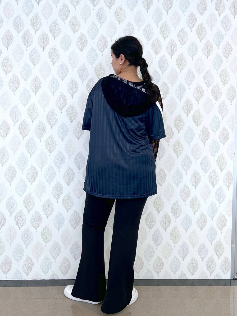 ブラック系のスウェットパンツ、ブルー系のワンピース、ブラック系のTシャツ/カットソーを着用したレディースの春コーディネートの3枚目の写真