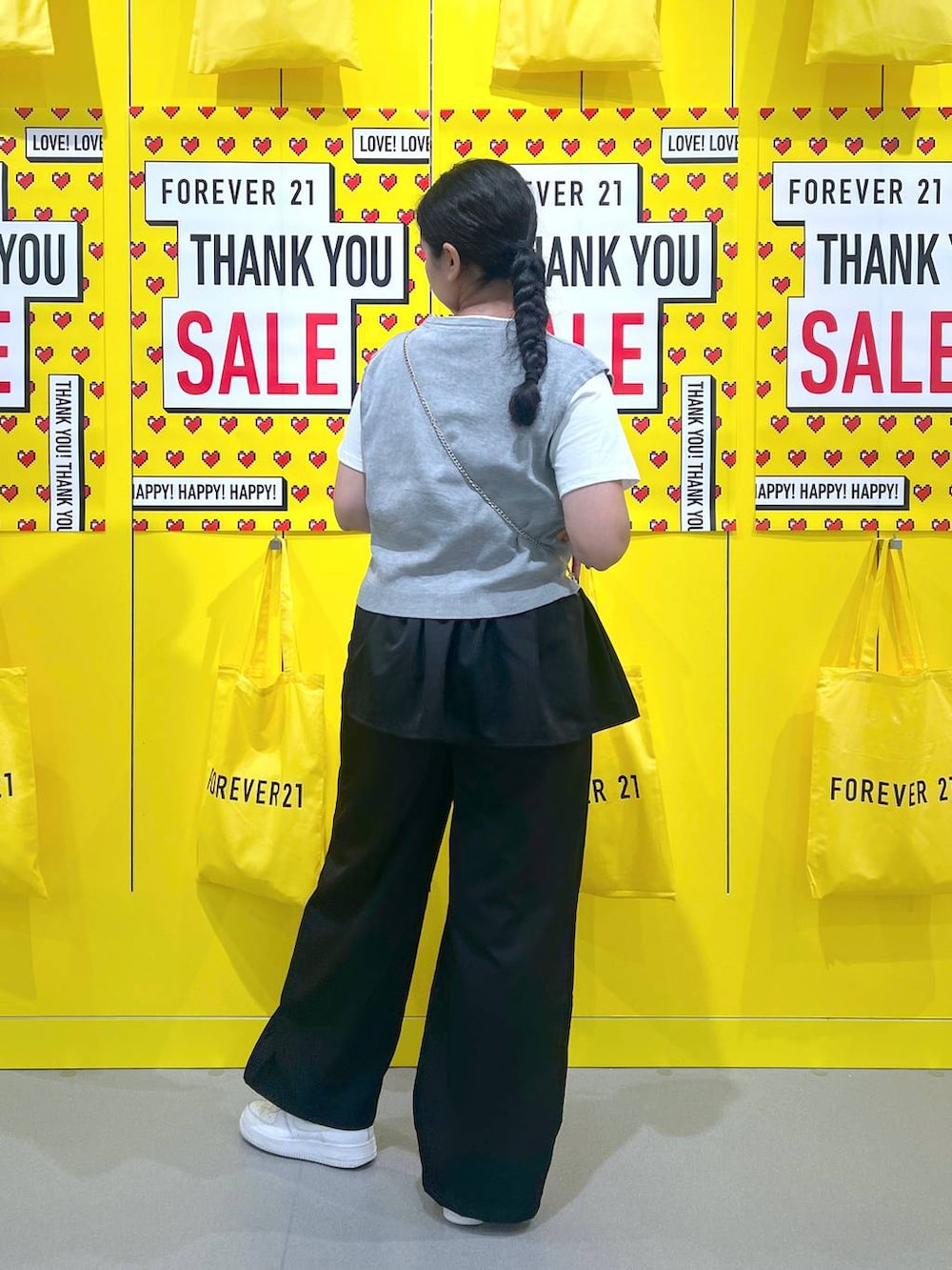 グレー系のTシャツ/カットソー、ブラック系のショルダーバッグ、ブラック系のその他パンツを着用したレディースの秋コーディネートの2枚目の写真