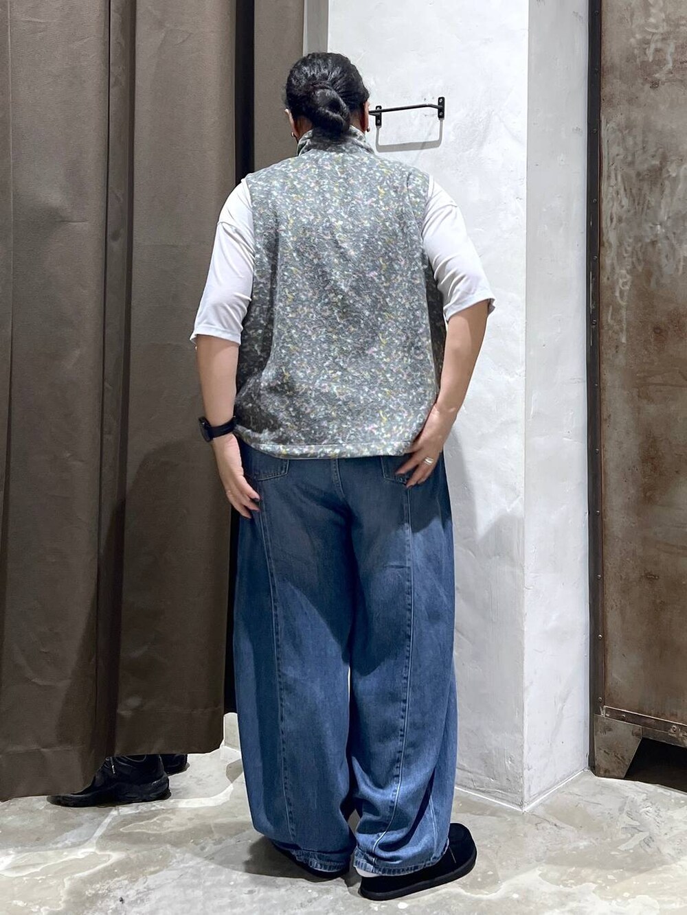 グレー系のTシャツ/カットソー、ブルー系のデニムパンツ、ブラック系のモカシン/デッキシューズを着用したレディースの秋コーディネートの3枚目の写真