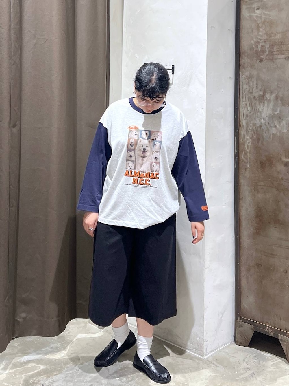 ブラック系のローファー、ブラック系のその他パンツ、グレー系のTシャツ/カットソーを着用したレディースの秋コーディネートの2枚目の写真