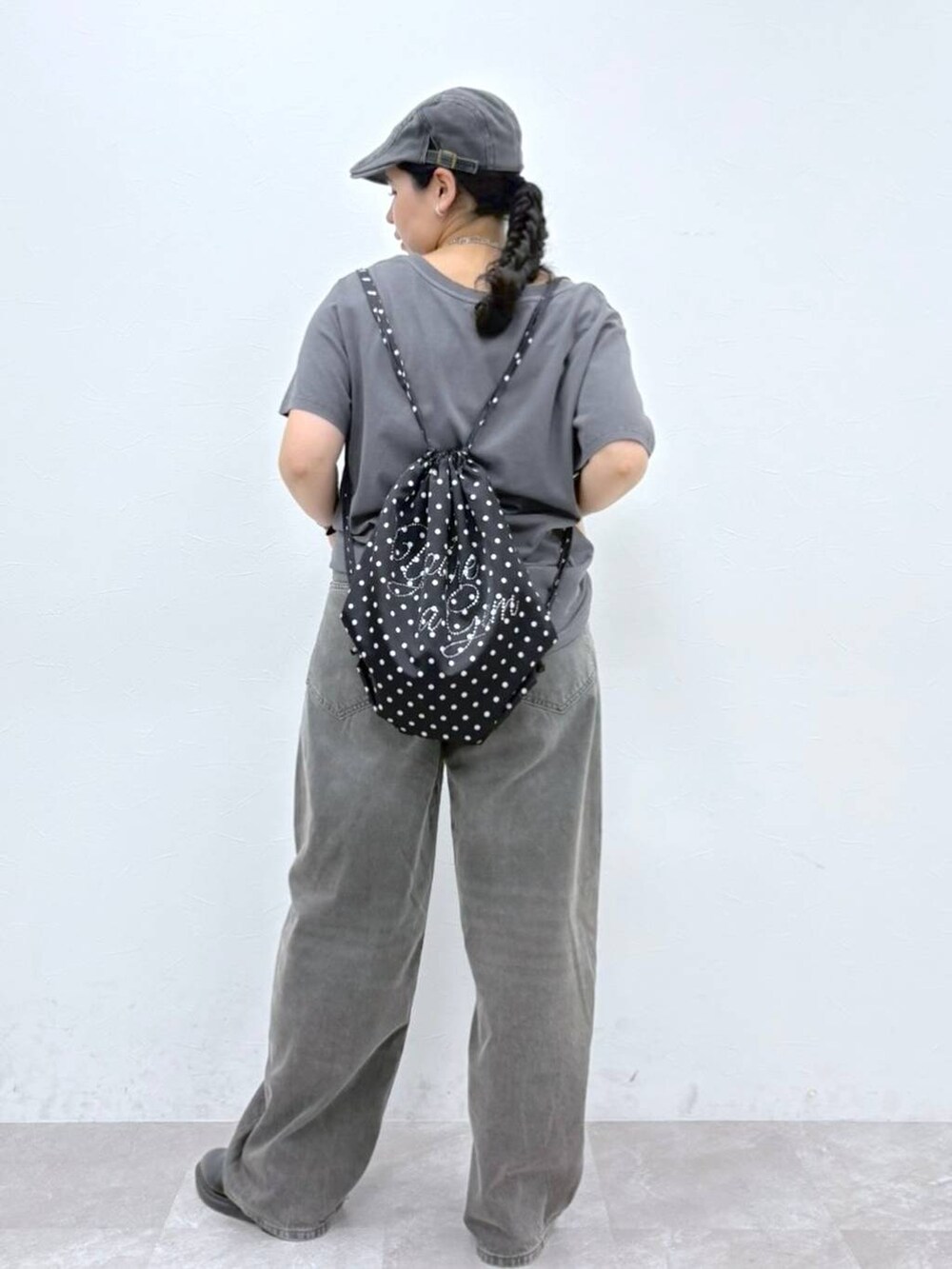 グレー系のTシャツ/カットソー、ブラック系のバックパック/リュックを着用したレディースの夏コーディネートの2枚目の写真