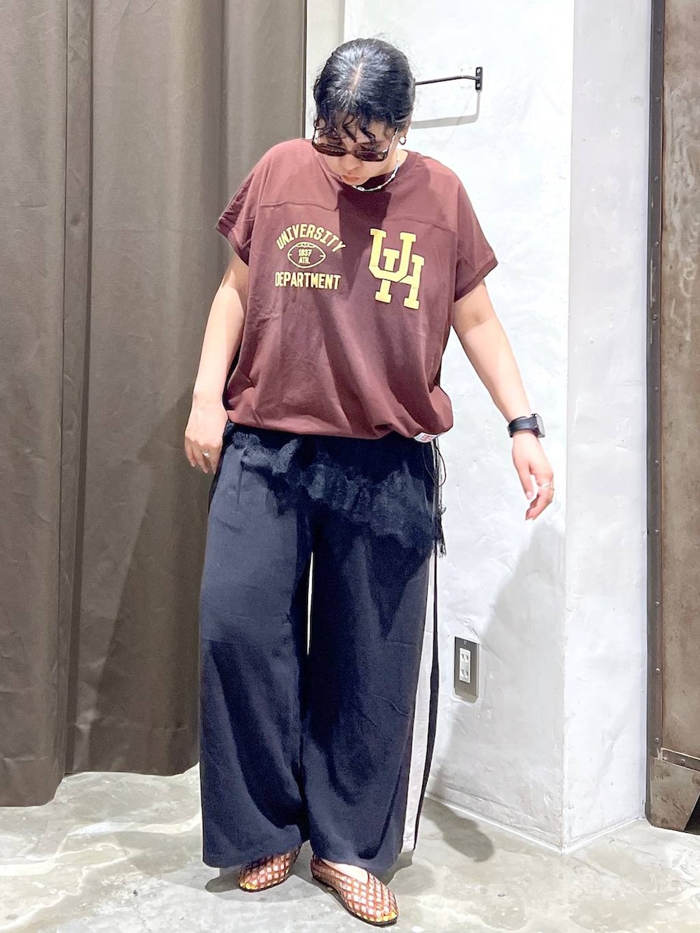 グレー系のその他パンツ、ブラウン系のパンプス、ブラック系のキャミソールを着用したレディースの夏コーディネートの4枚目の写真