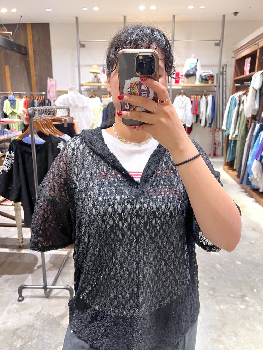 ブラック系のその他パンツ、その他のパンプス、ホワイト系のTシャツ/カットソーを着用したレディースの夏コーディネートの2枚目の写真