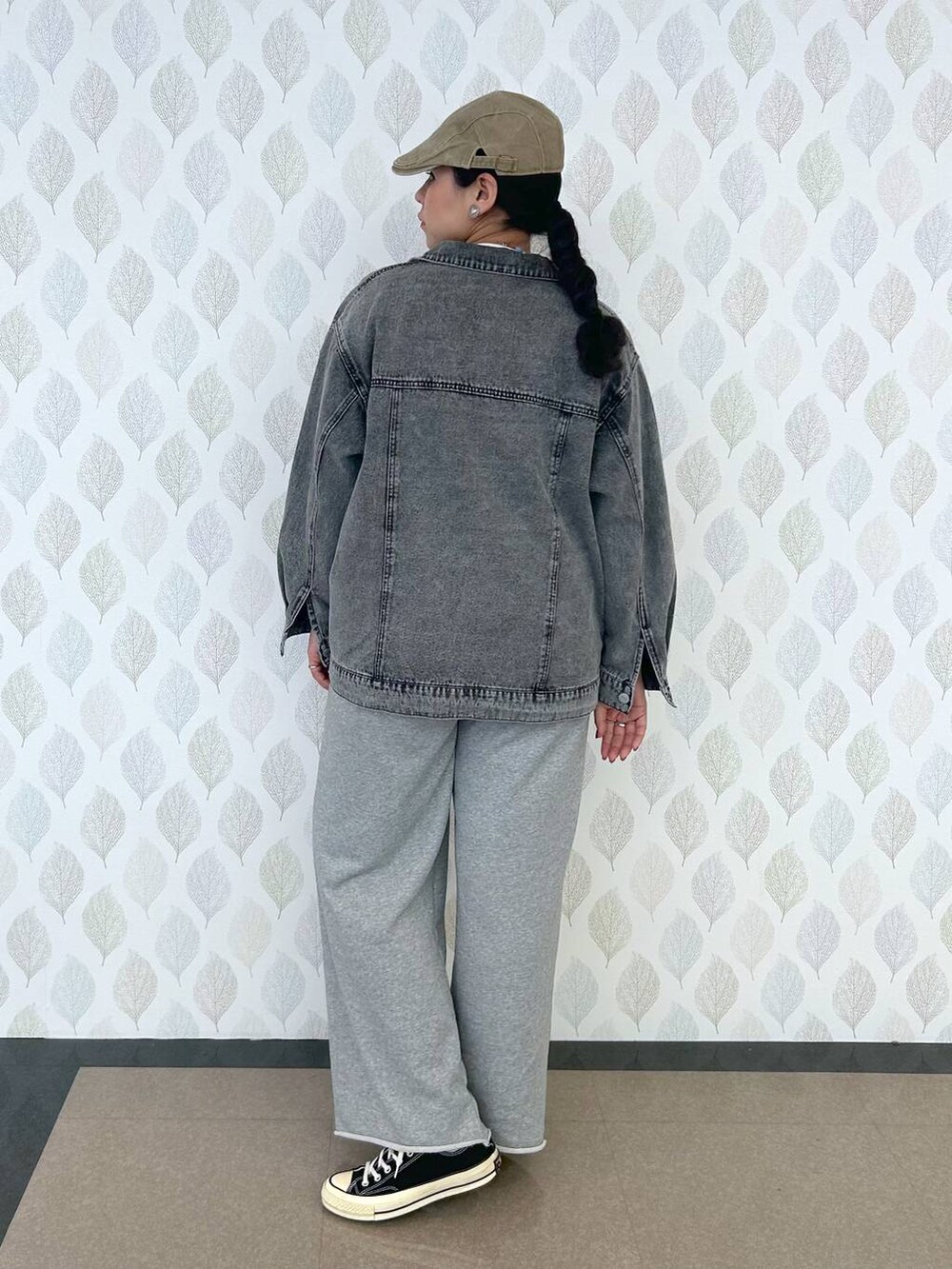 「着痩せ・細見え、体型カバー、楽ちんコーデ、骨格ストレート、着痩せ、ストリート、カジュアル、ウエストゴム、andST、春コーデ、キャスケット、スウェットパンツ」|「FOREVER 21の【2025SS】加工デニムGジャン(デニムジャケット、グレー系)」を使った、あめさん(レディース・167cm)の春コーディネートの2枚目の写真