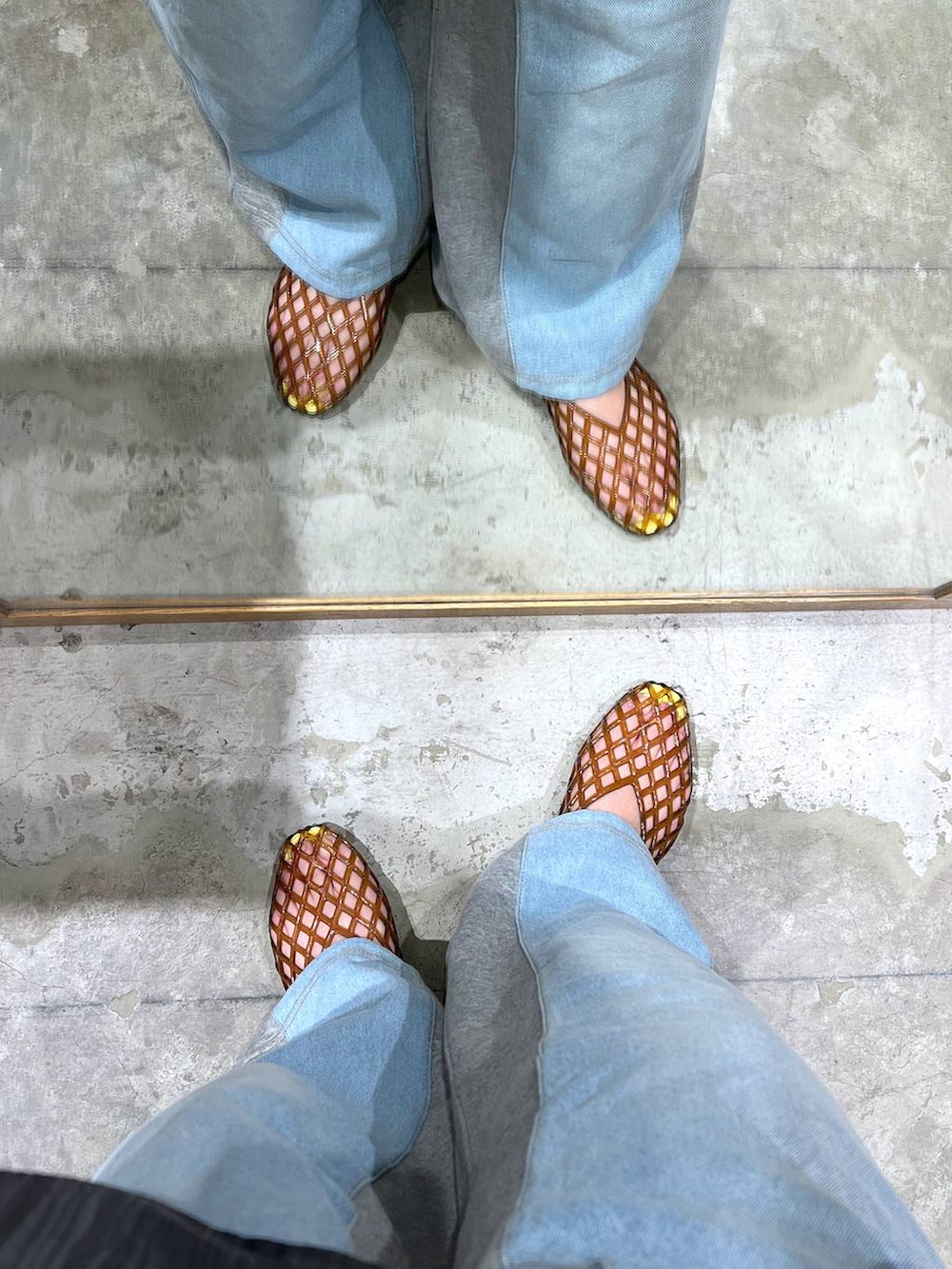 グレー系のデニムパンツ、ブラウン系のパンプス、グレー系のシャツ/ブラウスを着用したレディースの夏コーディネートの3枚目の写真