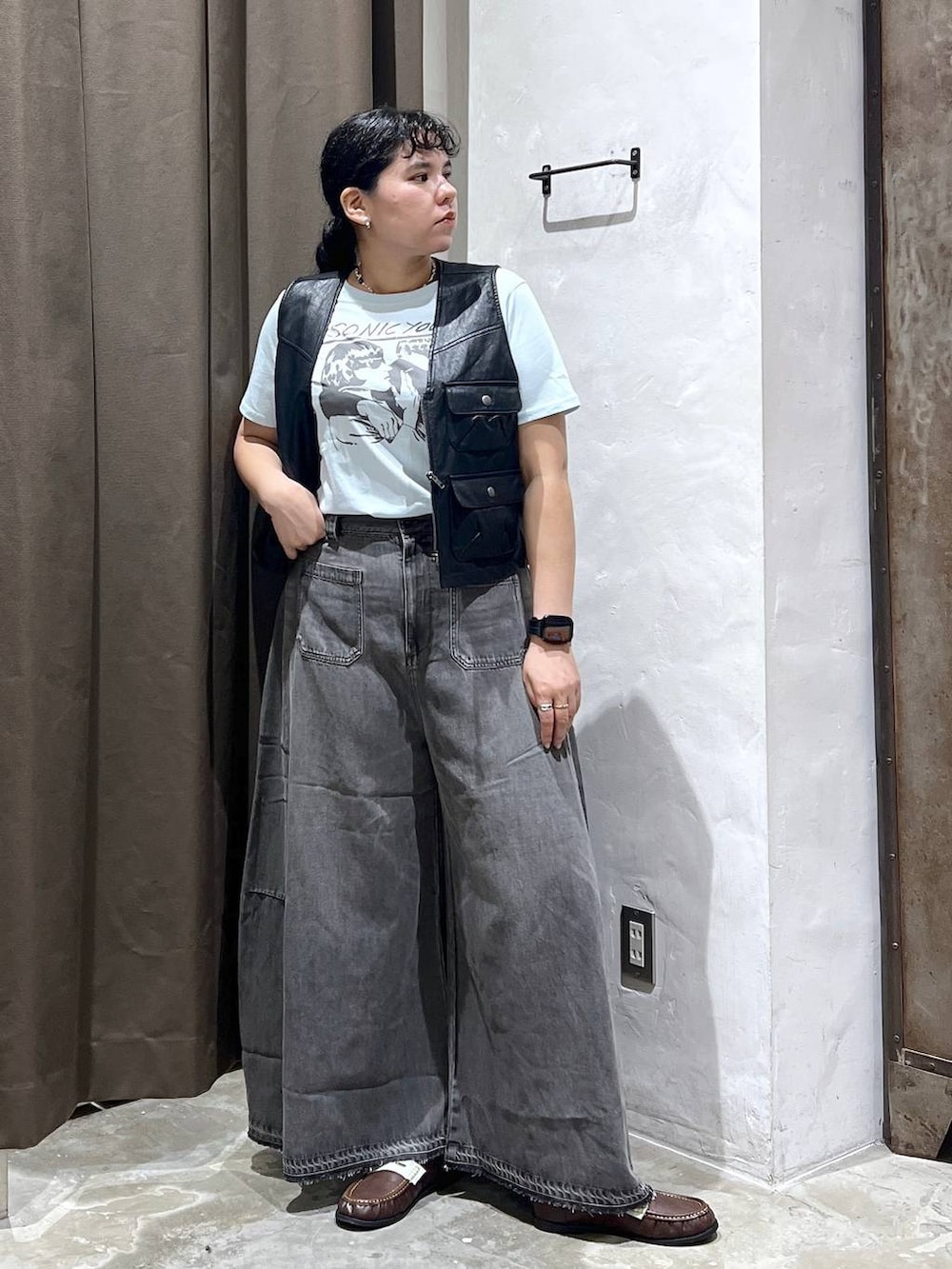 ブラウン系のローファー、ブルー系のTシャツ/カットソー、グレー系のデニムパンツを着用したレディースの夏コーディネートの2枚目の写真