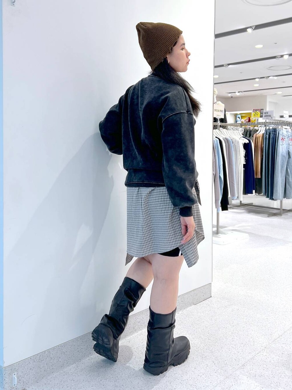 ブラック系のシャツ/ブラウス、ブラック系のその他パンツ、ブラック系のブーツを着用したレディースの秋コーディネートの2枚目の写真