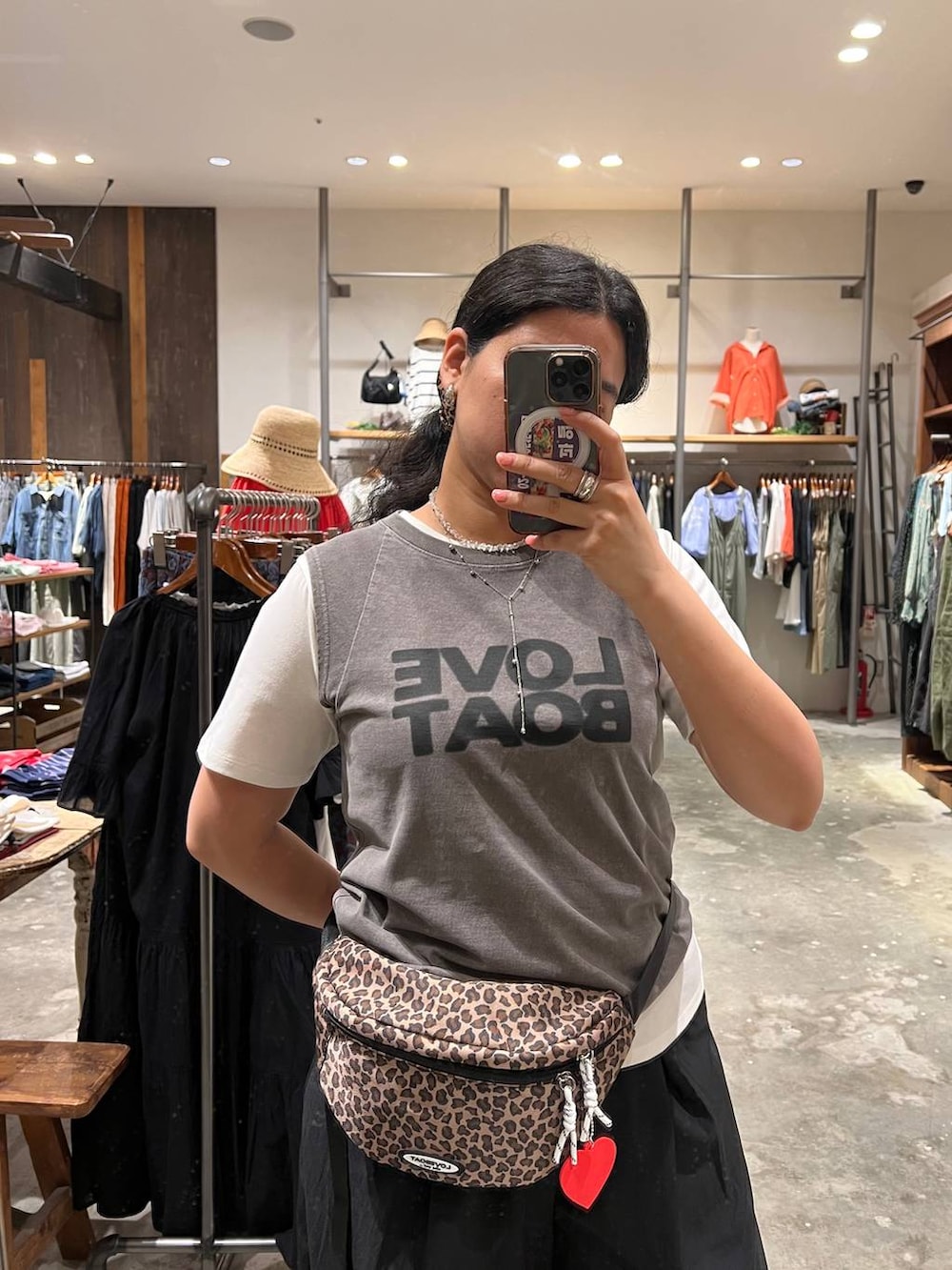 ブラウン系のパンプス、その他のボディバッグ/ウエストポーチ、グレー系のTシャツ/カットソーを着用したレディースの夏コーディネートの2枚目の写真