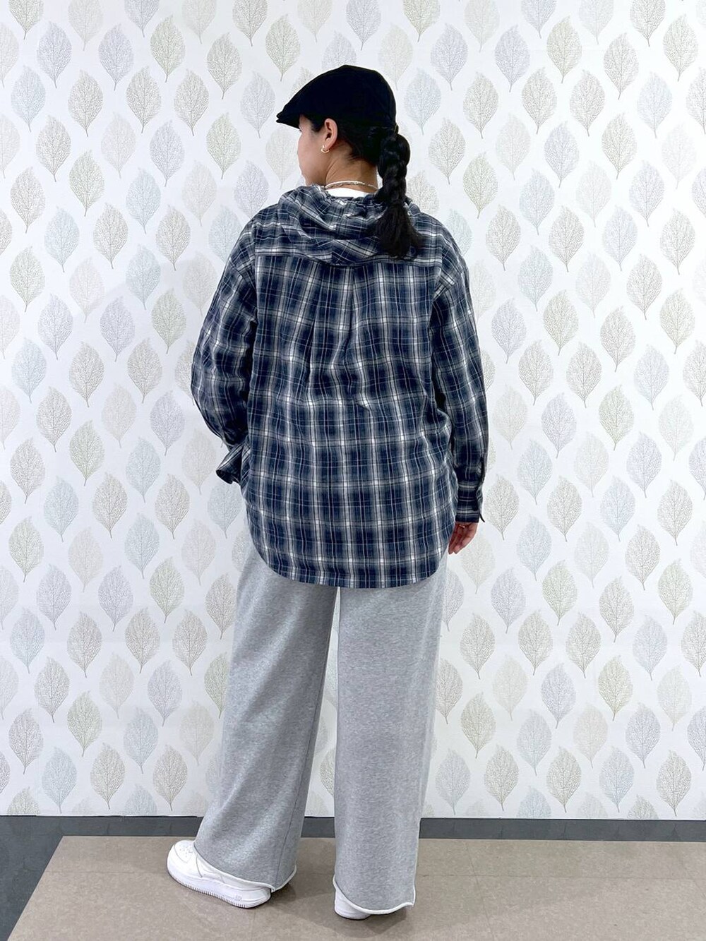 ホワイト系のTシャツ/カットソー、グレー系のスウェットパンツ、ブルー系のシャツ/ブラウスを着用したレディースの春コーディネートの2枚目の写真