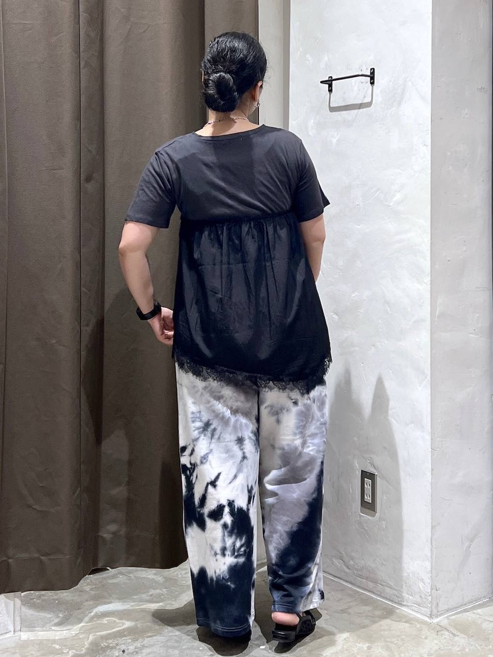 グレー系のTシャツ/カットソー、ブラック系のスウェットパンツを着用したレディースの夏コーディネートの2枚目の写真
