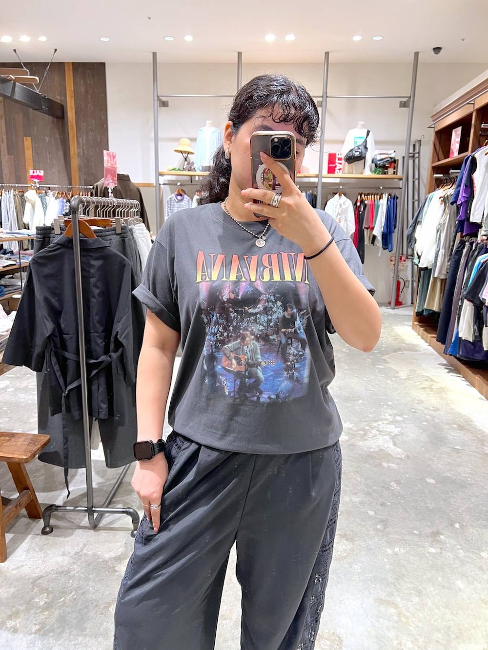 ブラック系のその他パンツ、グレー系のTシャツ/カットソーを着用したレディースの夏コーディネートの3枚目の写真