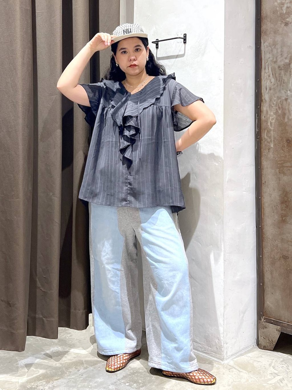 グレー系のデニムパンツ、ブラウン系のパンプス、グレー系のシャツ/ブラウスを着用したレディースの夏コーディネートの4枚目の写真