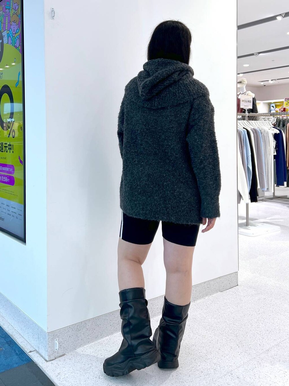 ブラック系のその他パンツ、ブラック系のブーツ、グレー系のニット/セーターを着用したレディースの秋コーディネートの2枚目の写真