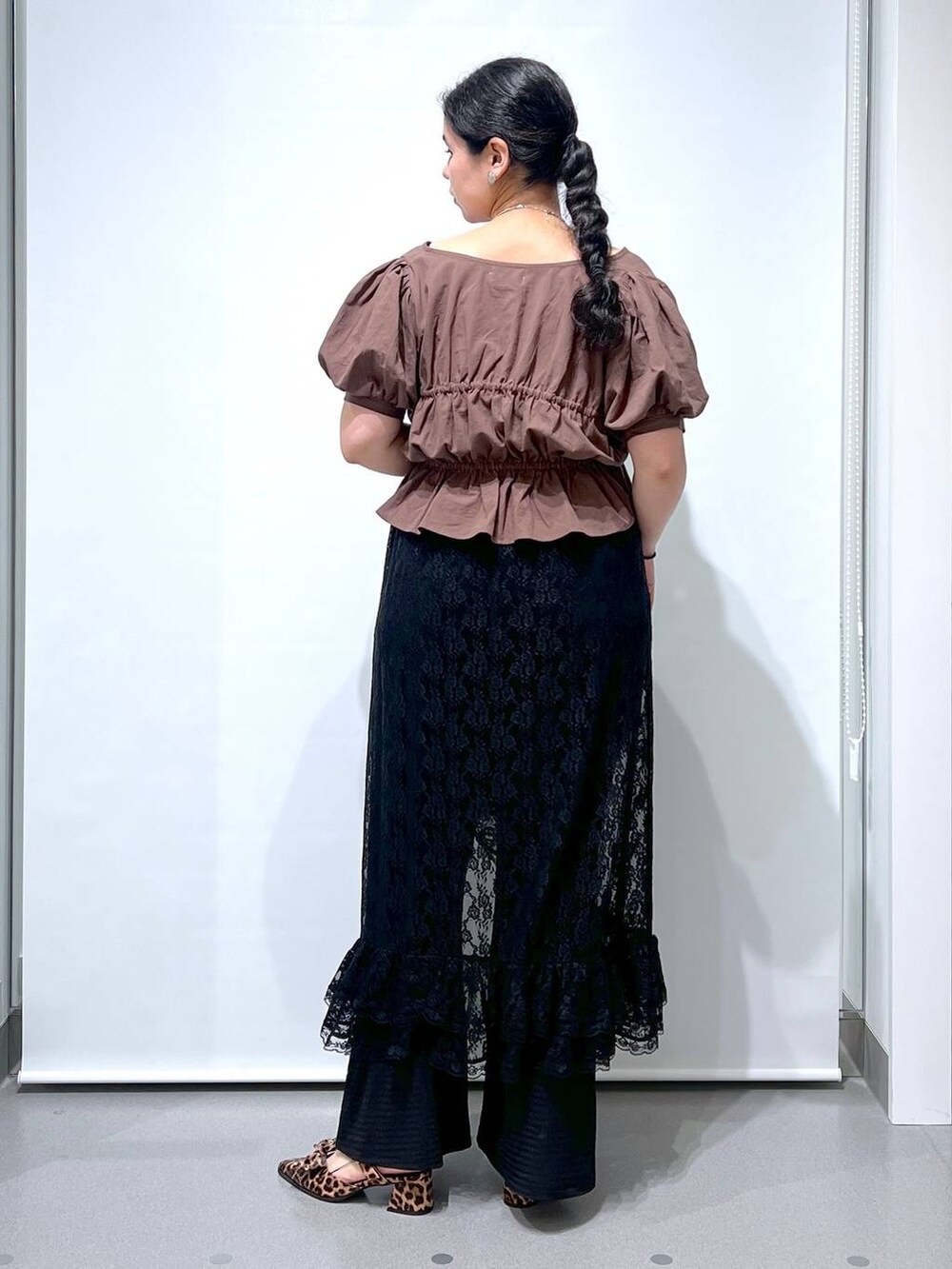 その他のパンプス、ブラック系のその他パンツ、ベージュ系のシャツ/ブラウスを着用したレディースの夏コーディネートの2枚目の写真