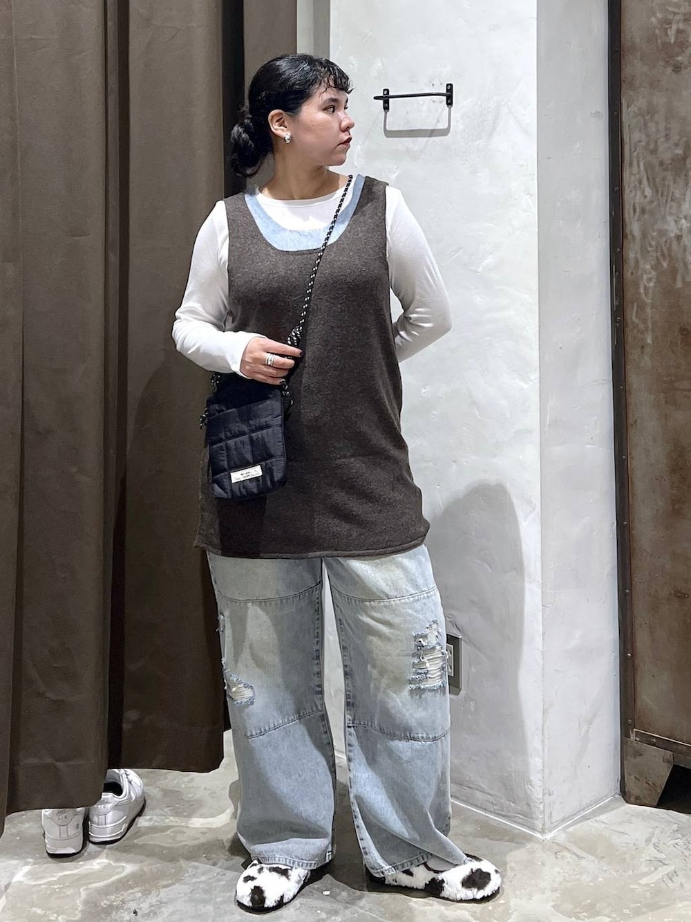 ホワイト系のTシャツ/カットソー、ブラウン系のチュニック、ホワイト系のパンプスを着用したレディースの秋コーディネートの2枚目の写真