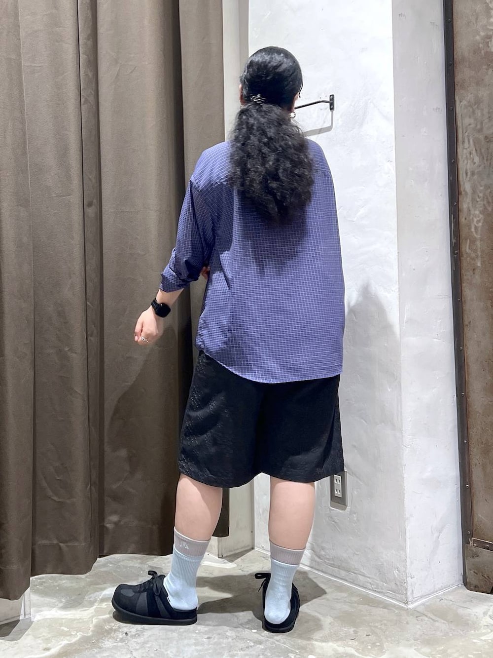 ブラック系のスニーカー、パープル系のシャツ/ブラウス、ブラック系のその他パンツを着用したレディースの夏コーディネートの2枚目の写真