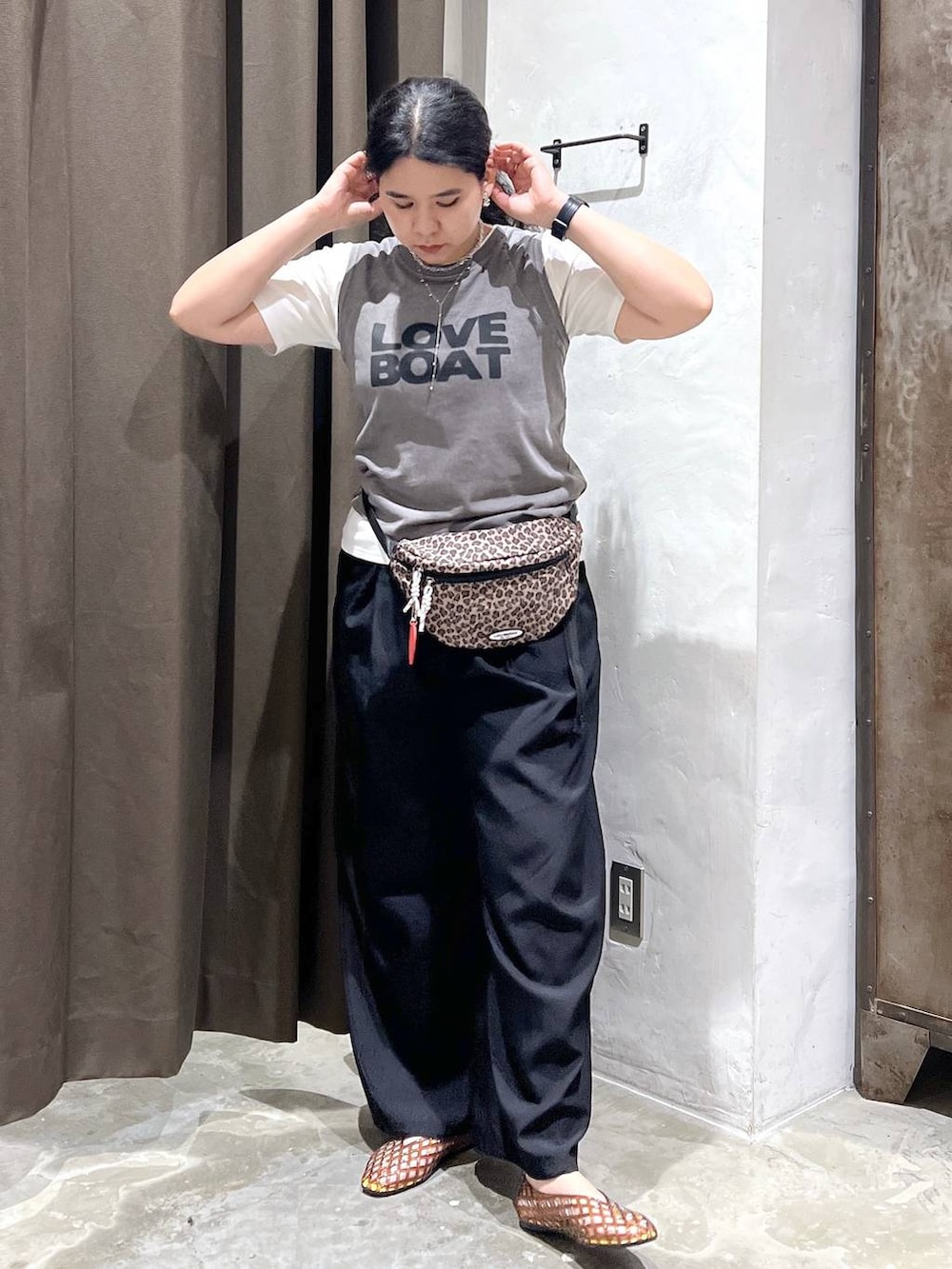 ブラウン系のパンプス、その他のボディバッグ/ウエストポーチ、グレー系のTシャツ/カットソーを着用したレディースの夏コーディネートの3枚目の写真