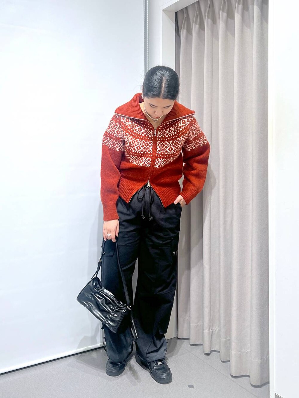 「着痩せ・細見え、体型カバー、楽ちんコーデ、骨格ストレート、着痩せ、ストリート、カジュアル、ウエストゴム、ニット、FOREVER 21」｜「FOREVER 21の【2024FW】ポーチ付きギャザーバッグ（ショルダーバッグ、ブラック系）」を使った、あめさん（レディース・167cm）の冬コーディネートの2枚目の写真